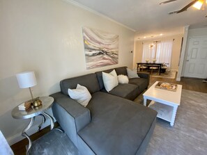 TV connectée, cheminée, lecteur de DVD, livres