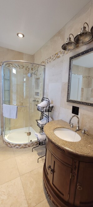 Badewanne, Haartrockner, Handtücher, Toilettenpapier