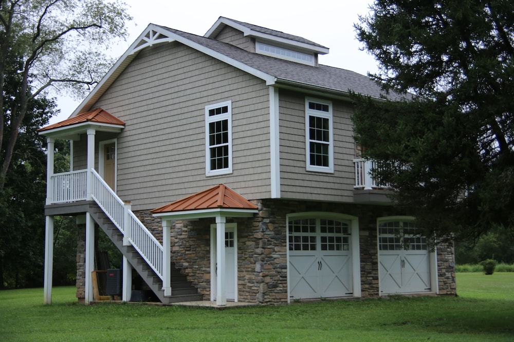 Covered Bridge Cottage Near Historic Downtown Bedford