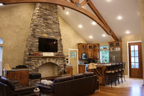 Covered Bridge Cottage Near Historic Downtown Bedford