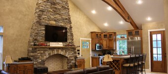 Covered Bridge Cottage Near Historic Downtown Bedford