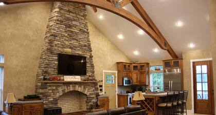 Covered Bridge Cottage Near Historic Downtown Bedford