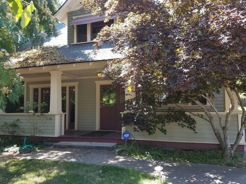 This cottage is a 2 bedroom(s), 2 bathrooms, located in Jacksonville, OR.