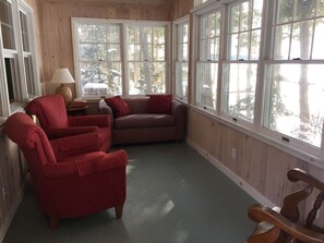 Älytelevisio, takka, DVD-soitin, kirjoja