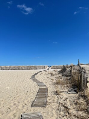 Nära stranden och solstolar
