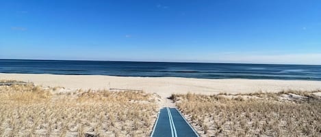 Nära stranden och solstolar