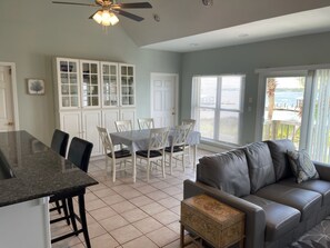 Televisión, chimenea y reproductor de DVD 