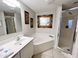 Ensemble douche/baignoire, sèche-cheveux, serviettes fournies