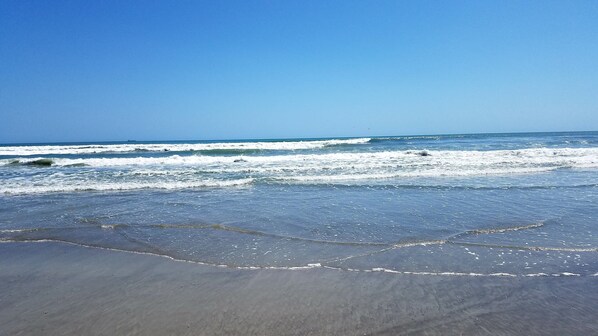 Plage, chaises longues, serviettes de plage