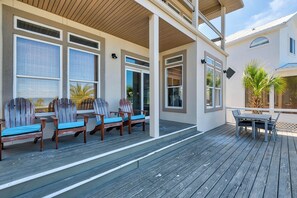 Outdoor dining - ☀️☀️Sun Dancer | Spacious Soundfront Retreat w/ Pier and Pool Access☀️☀️ (Navarre Beach)