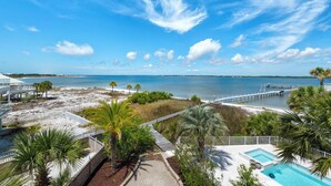 Une propriété située en bord de mer, dotée d’une piscine, d’un quai et offrant une vue sur l’océan.