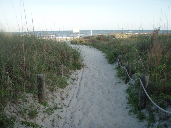 Property grounds - Pool view.Spacious 2 bedroom 2 bath Condo/S.FOREST BEACH/ Indoor/Outdoor Pools (Hilton Head Island)