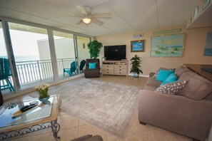 Smart TV, libros y estéreo