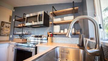 Frigorífico, microondas, horno y placa de cocina