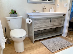 Duschwanne, Haartrockner, Handtücher, Seife