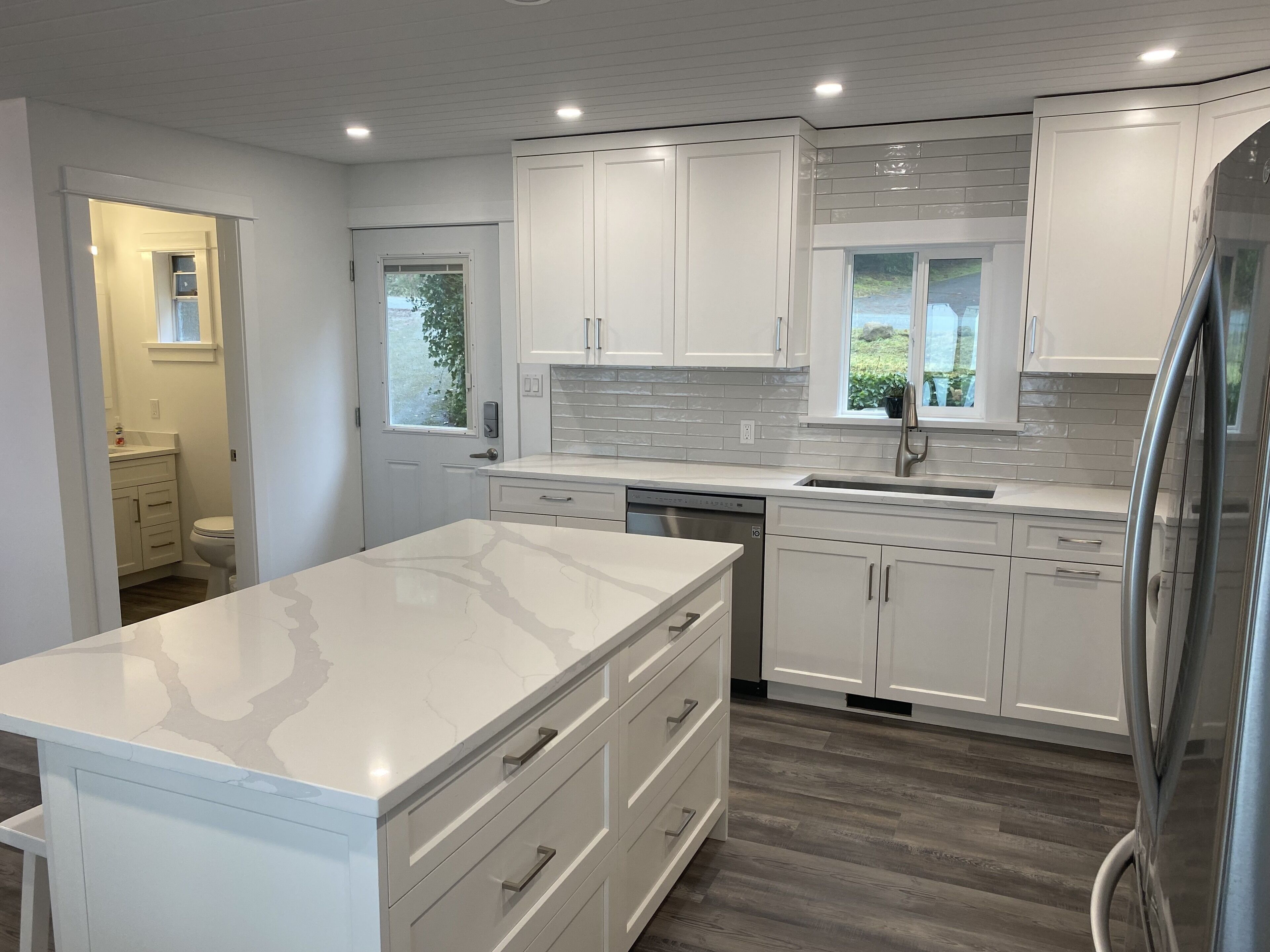 Private lakefront house on beautiful Sproat Lake