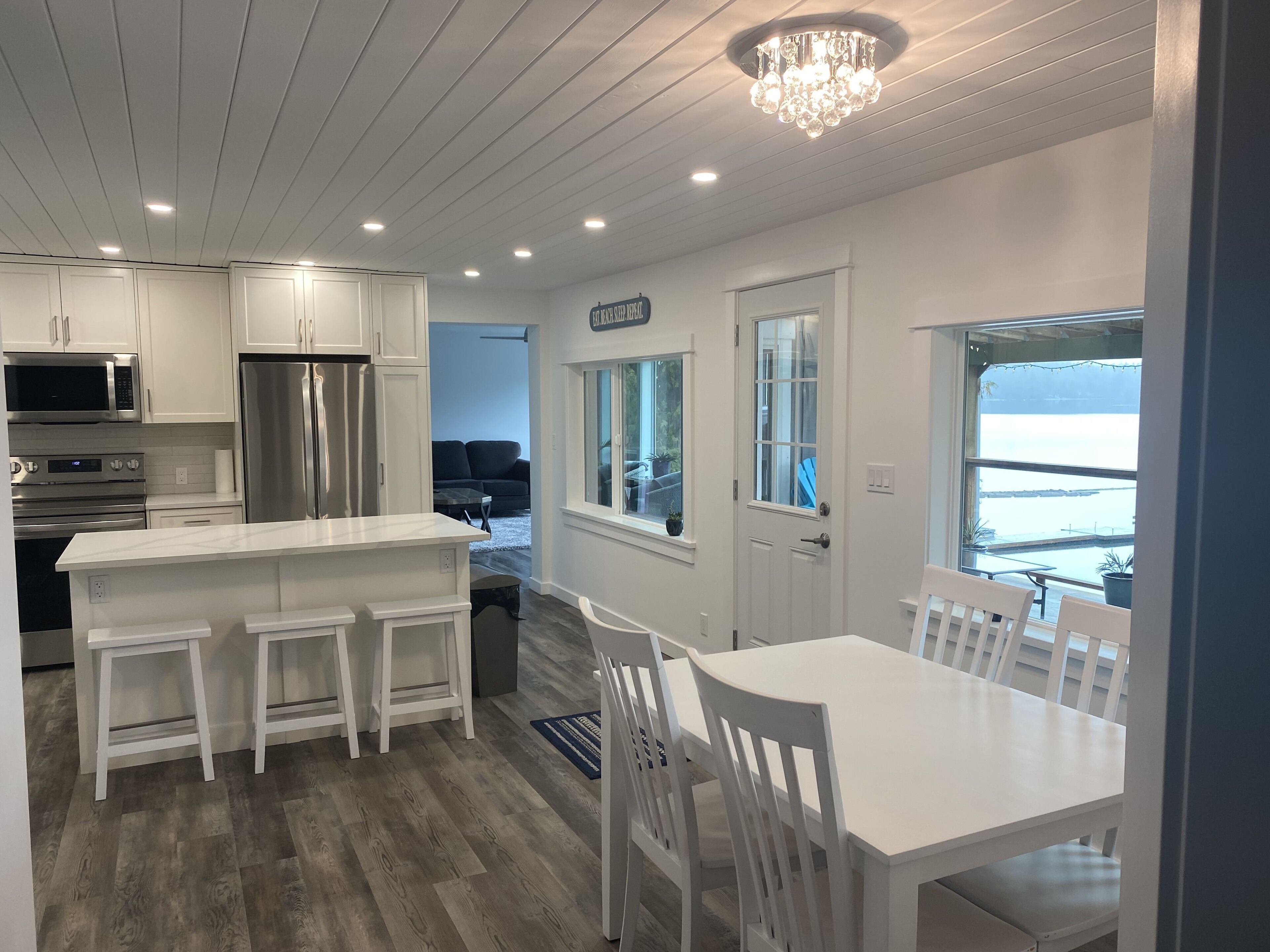 Private lakefront house on beautiful Sproat Lake