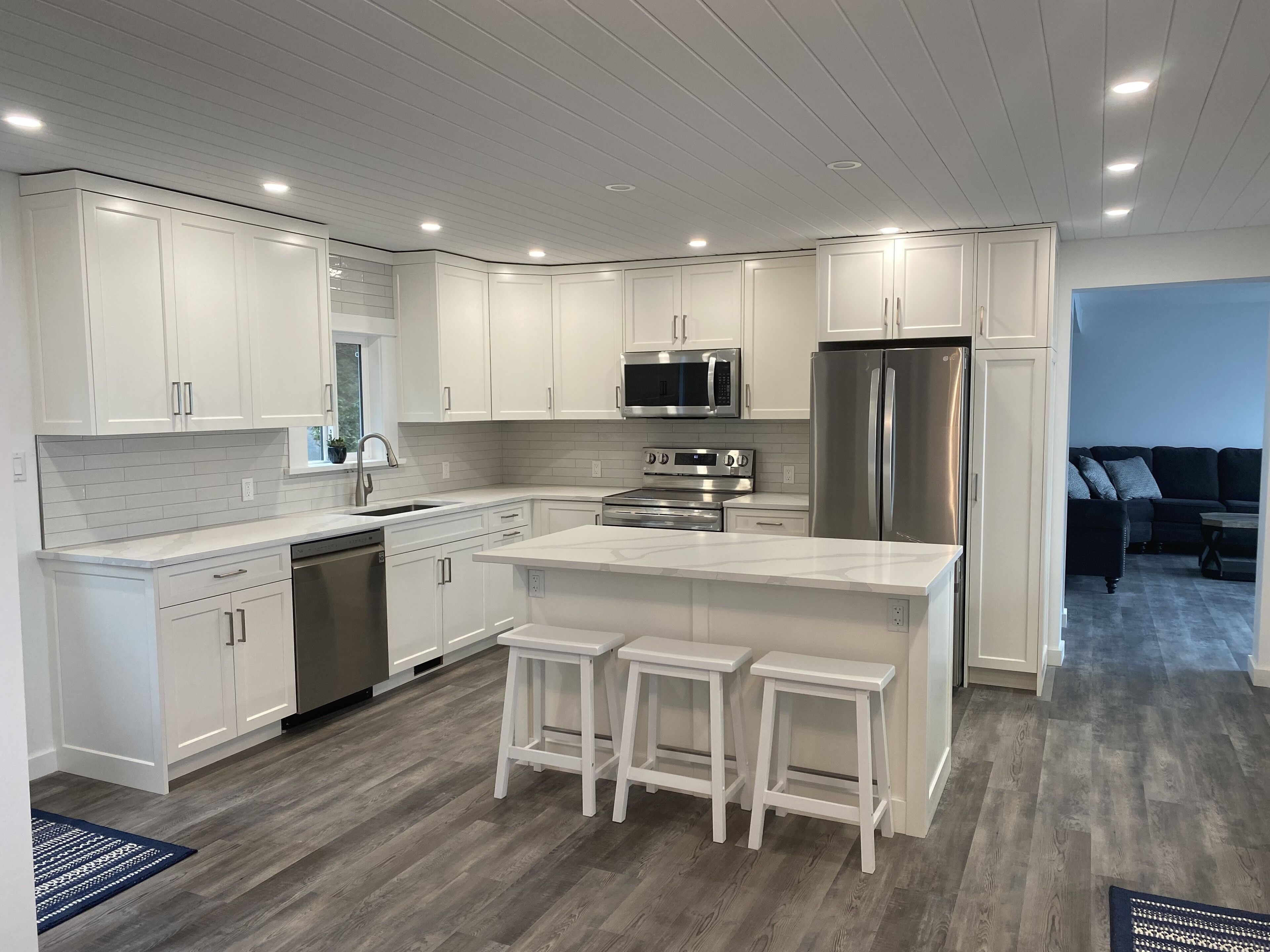 Private lakefront house on beautiful Sproat Lake