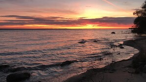 Una spiaggia con onde e un tramonto.