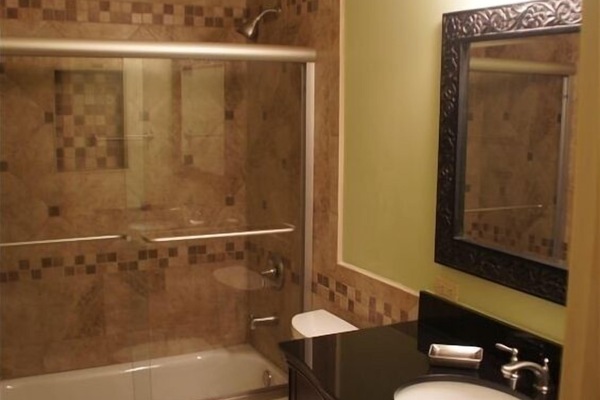 Guest Bath with Tub/Shower