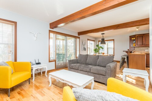 Luxury 2 bedrooms Condo with fireplace, a great  view, BBQ.