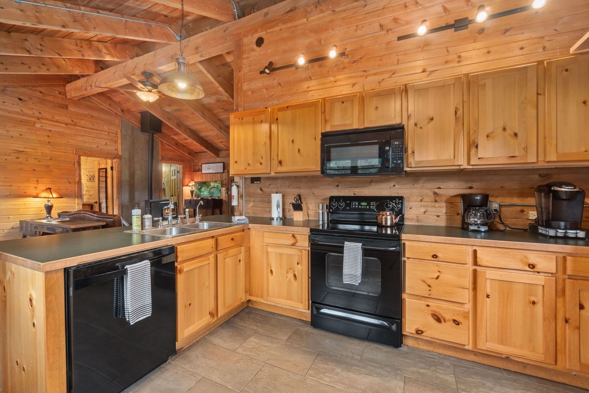 Rustic and Charming Creek-side Cabin in Pleasant Valley, 15 min from Ft. Collins