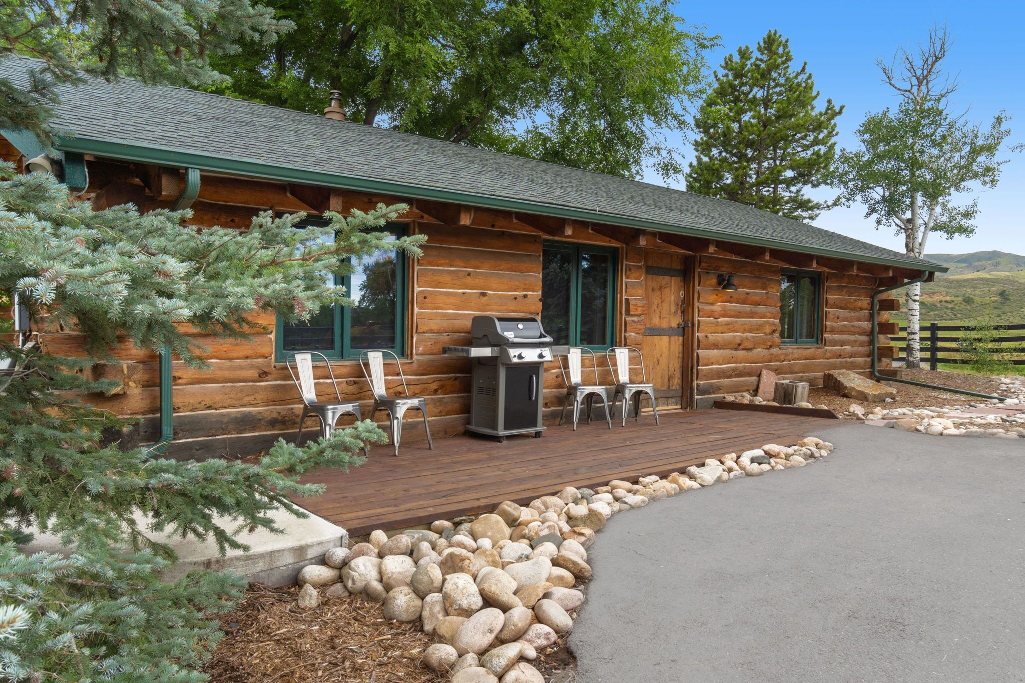 Rustic and Charming Creek-side Cabin in Pleasant Valley, 15 min from Ft. Collins
