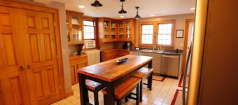Destination, Overlooking Cooperstown, Large Grounds, 6.2 miles from Dreams Park.