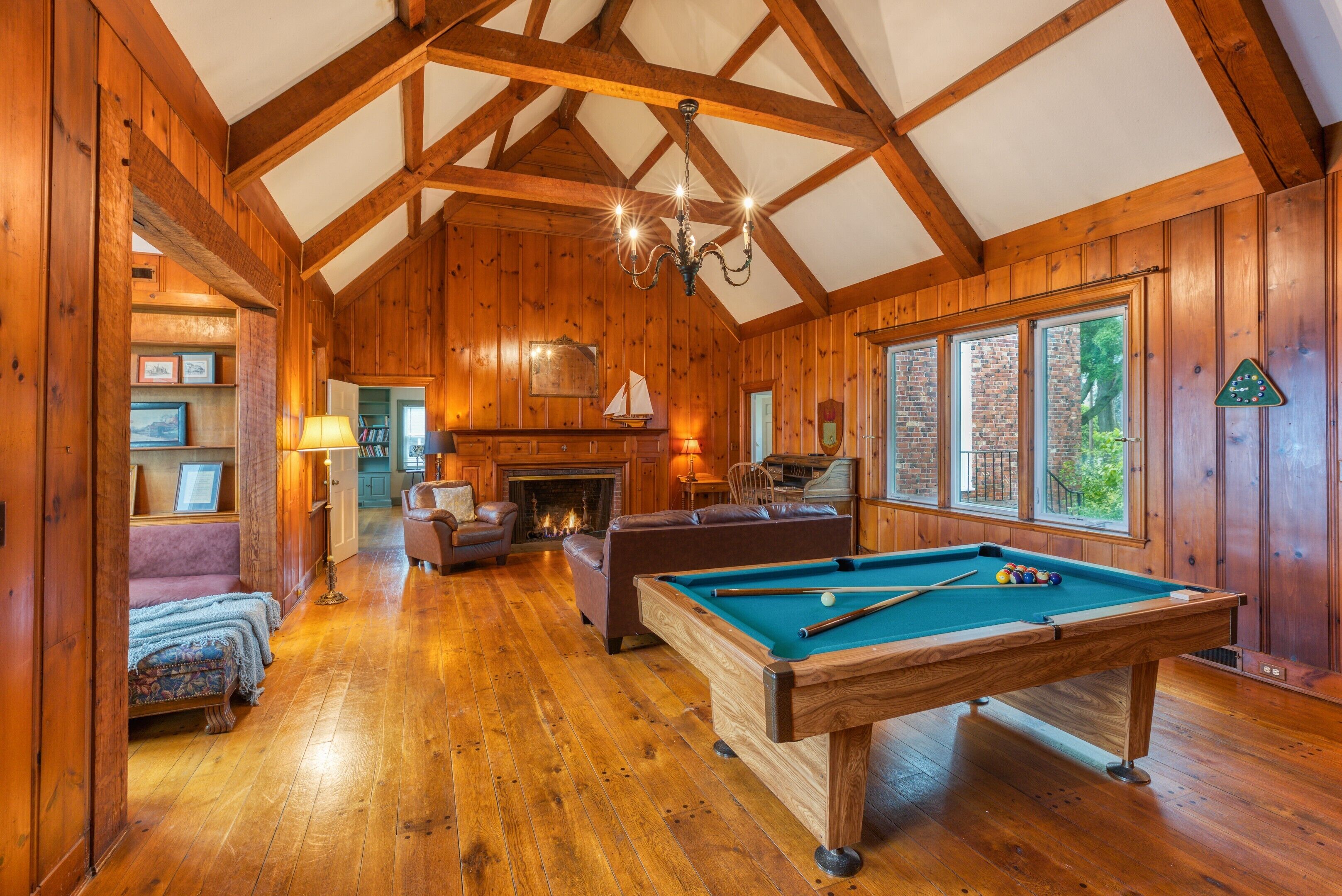 Fernseher, Kamin, DVD-Player, Bücher