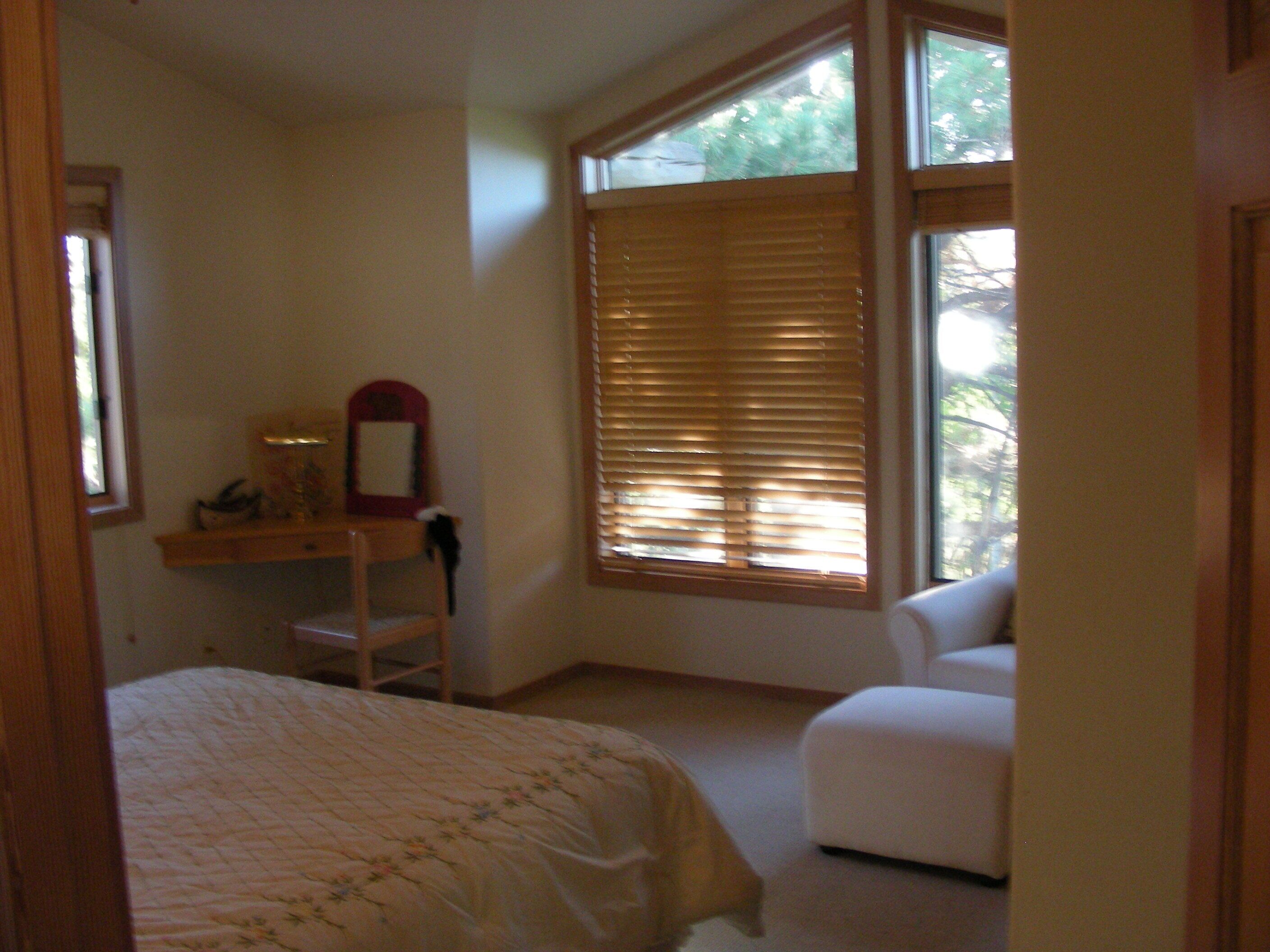 Lundy House - Lundy Canyon