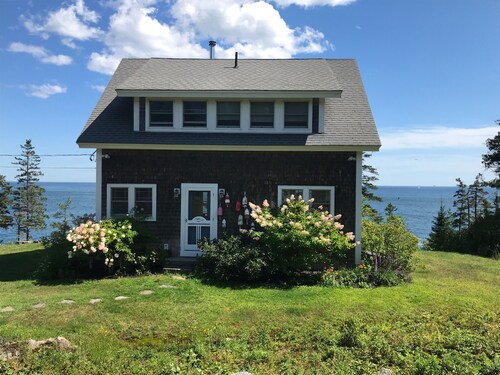 Beautiful Seaside Cottage with Expansive Ocean Views