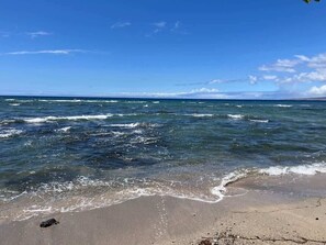 Una playa con agua azul cristalina y una orilla arenosa.
