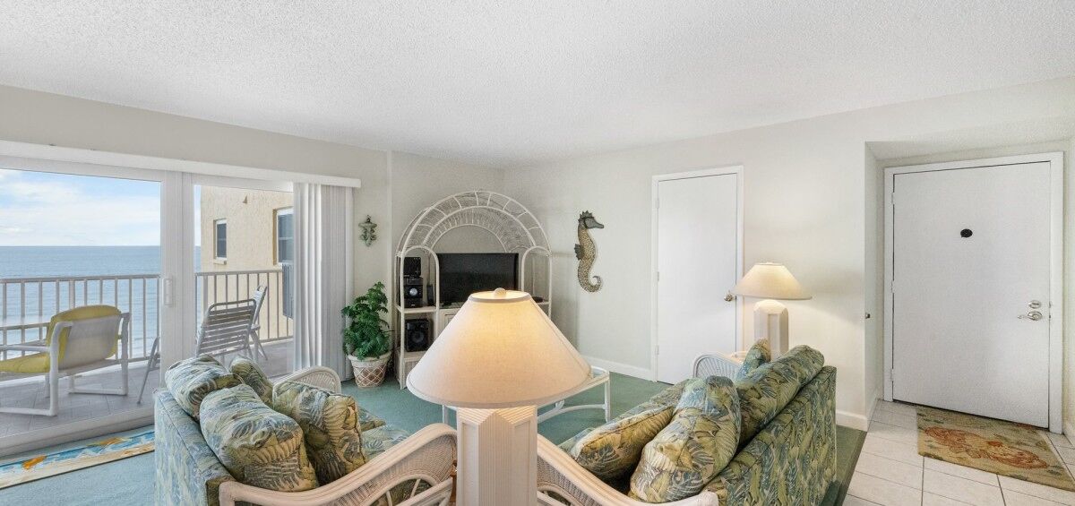 Cute Charming Gulf Front condo with Pool