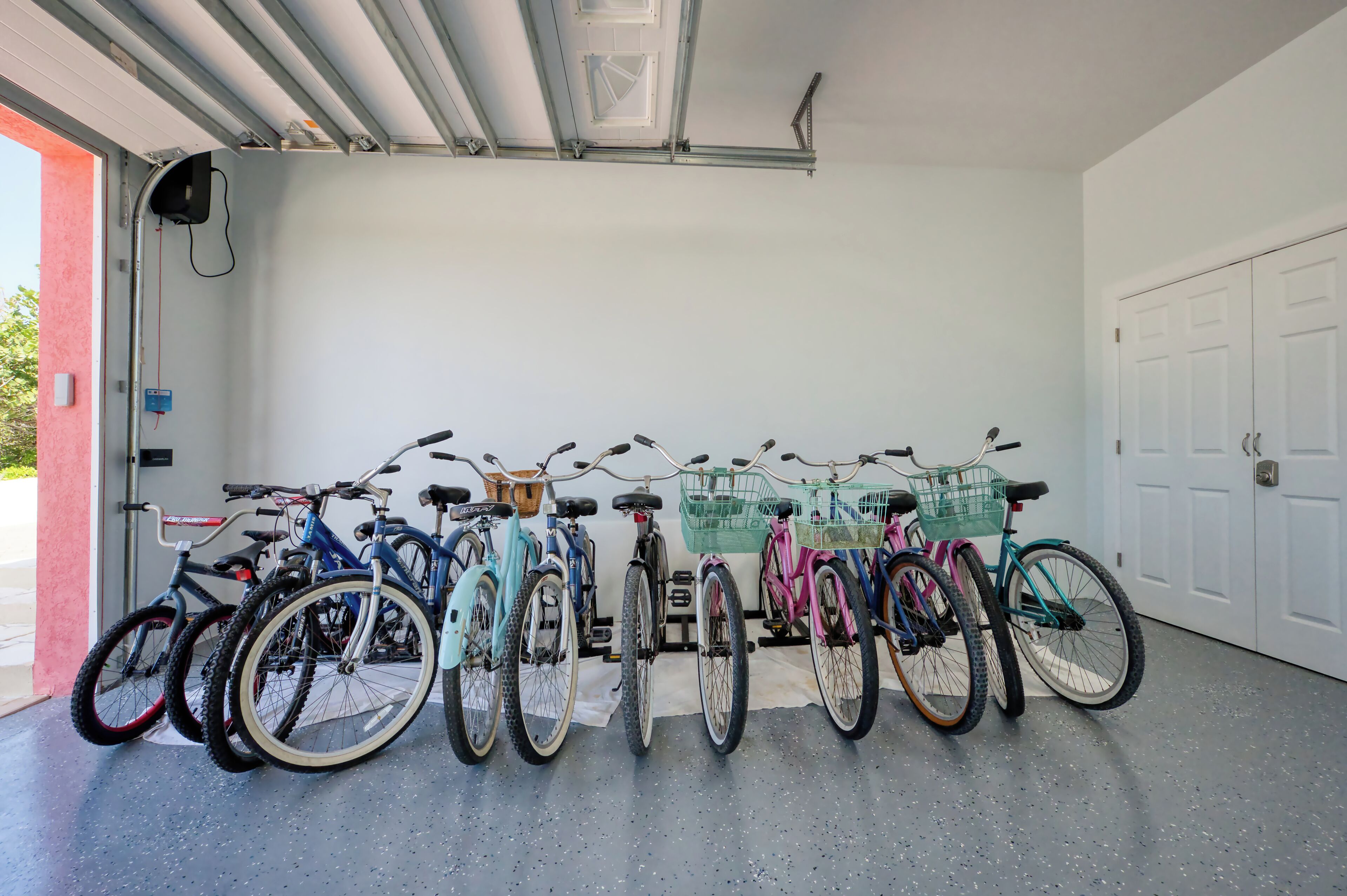 Un garage dans lequel des vélos sont rangés en rangée.