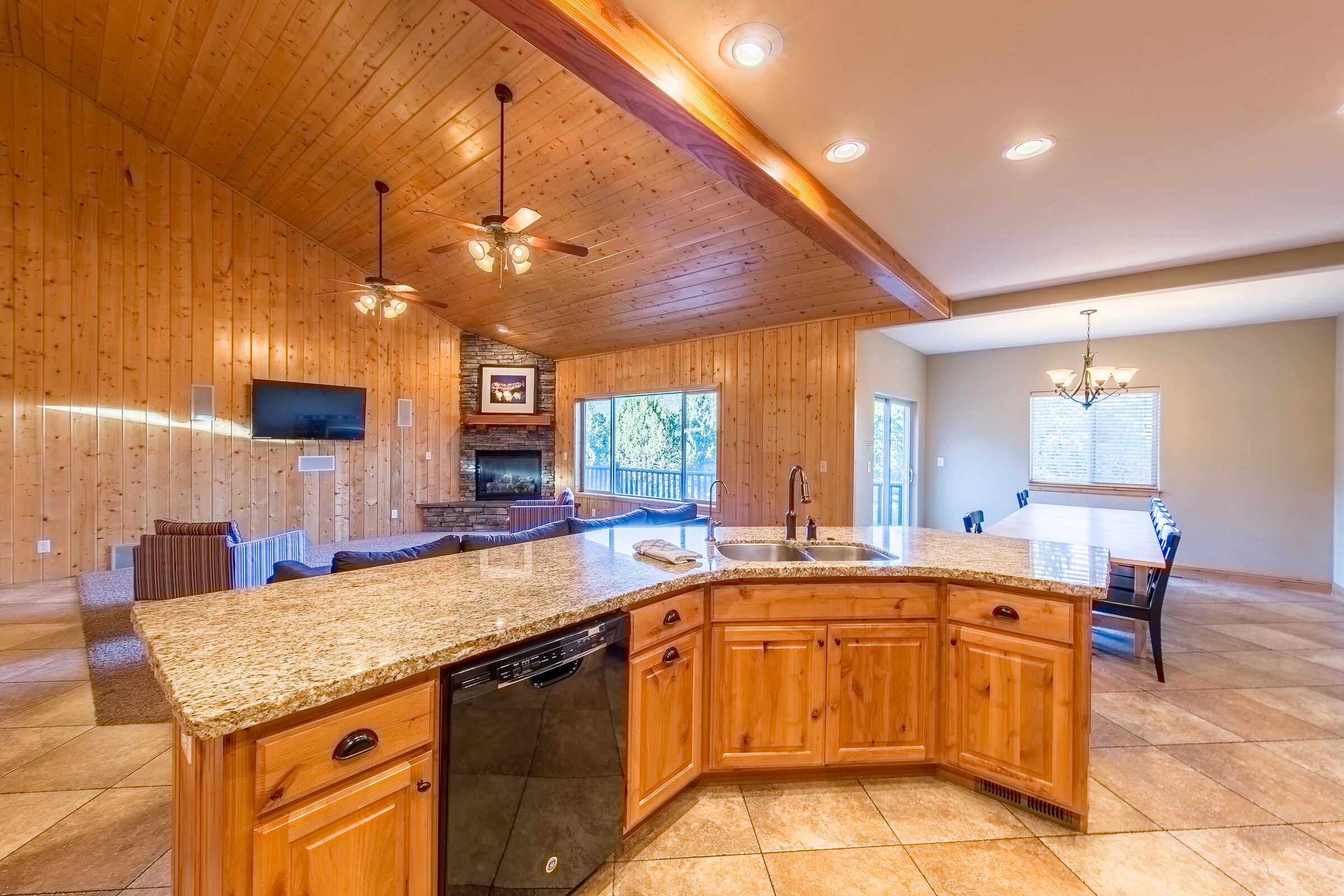 Luxury East Zion Cabin: Privacy, Zion/Bryce, pool access, outdoor decks to relax