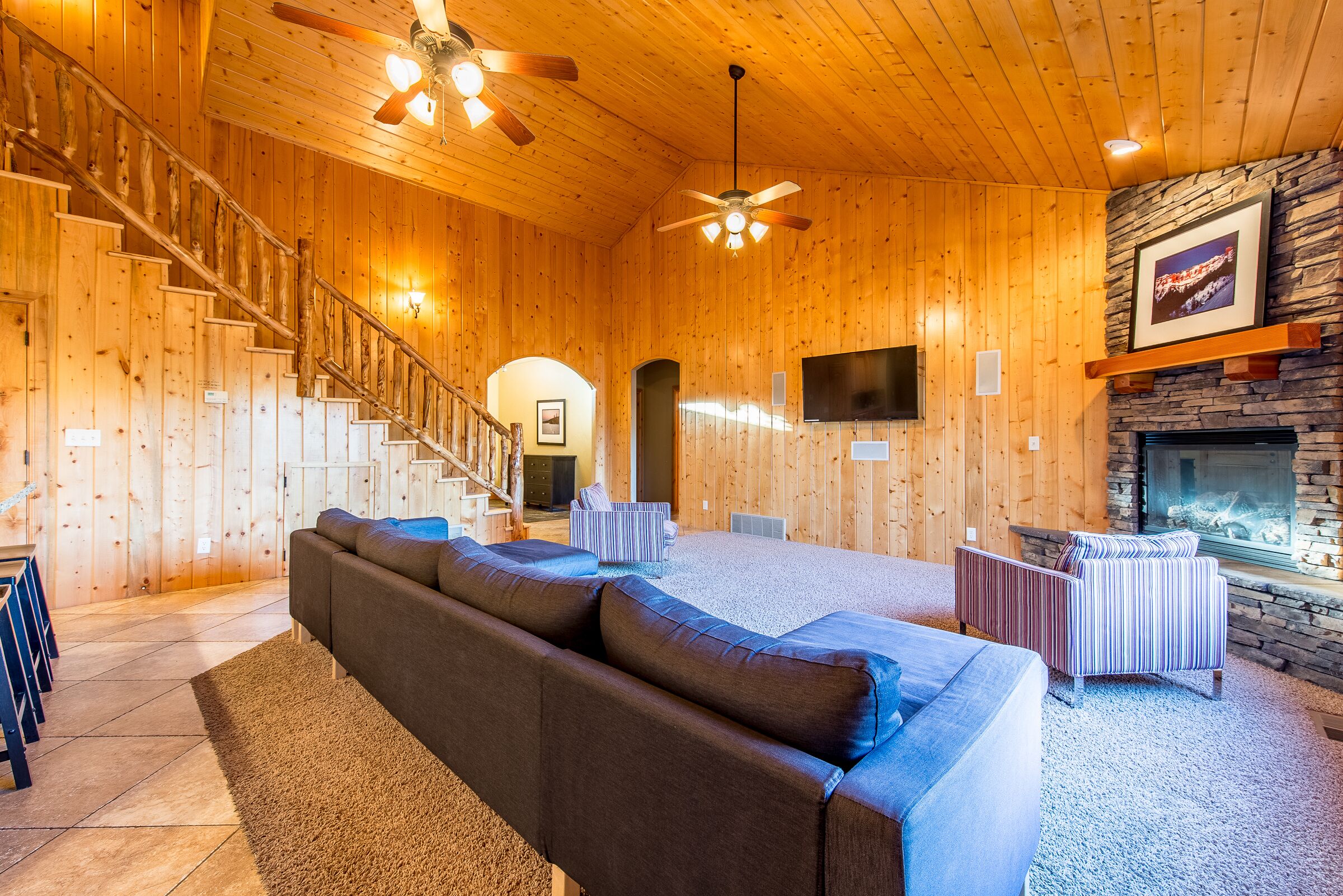 Luxury East Zion Cabin: Privacy, Zion/Bryce, pool access, outdoor decks to relax