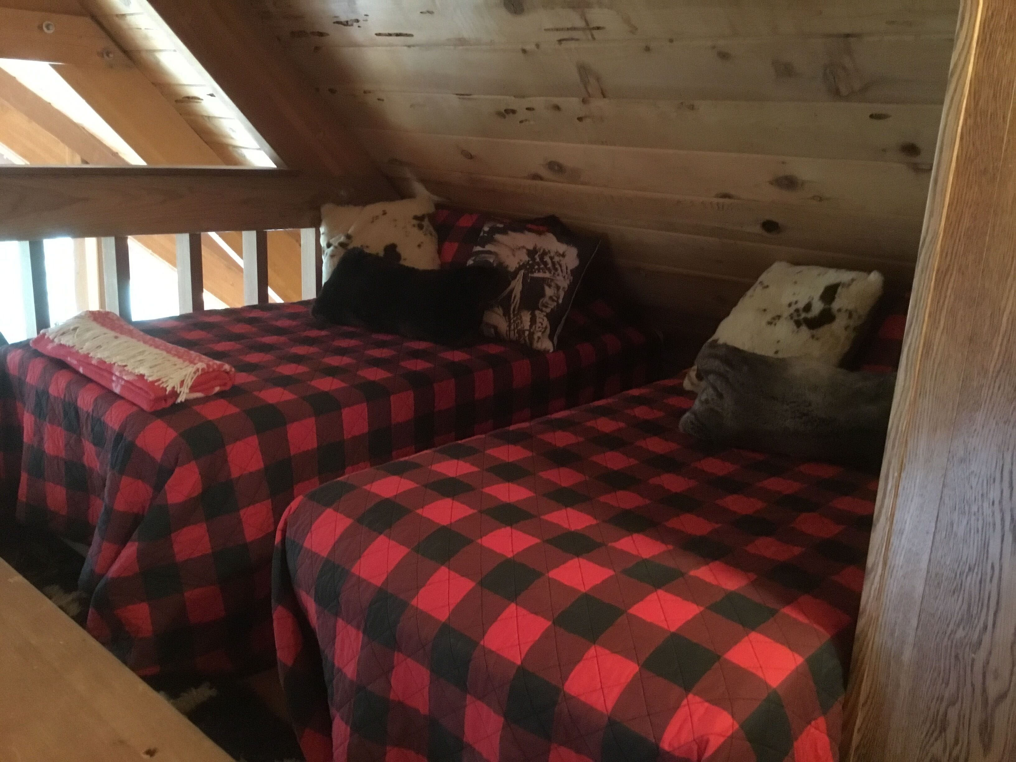 Carnelian Bay cabin - block away from Lake Tahoe, 15 minutes from ski areas