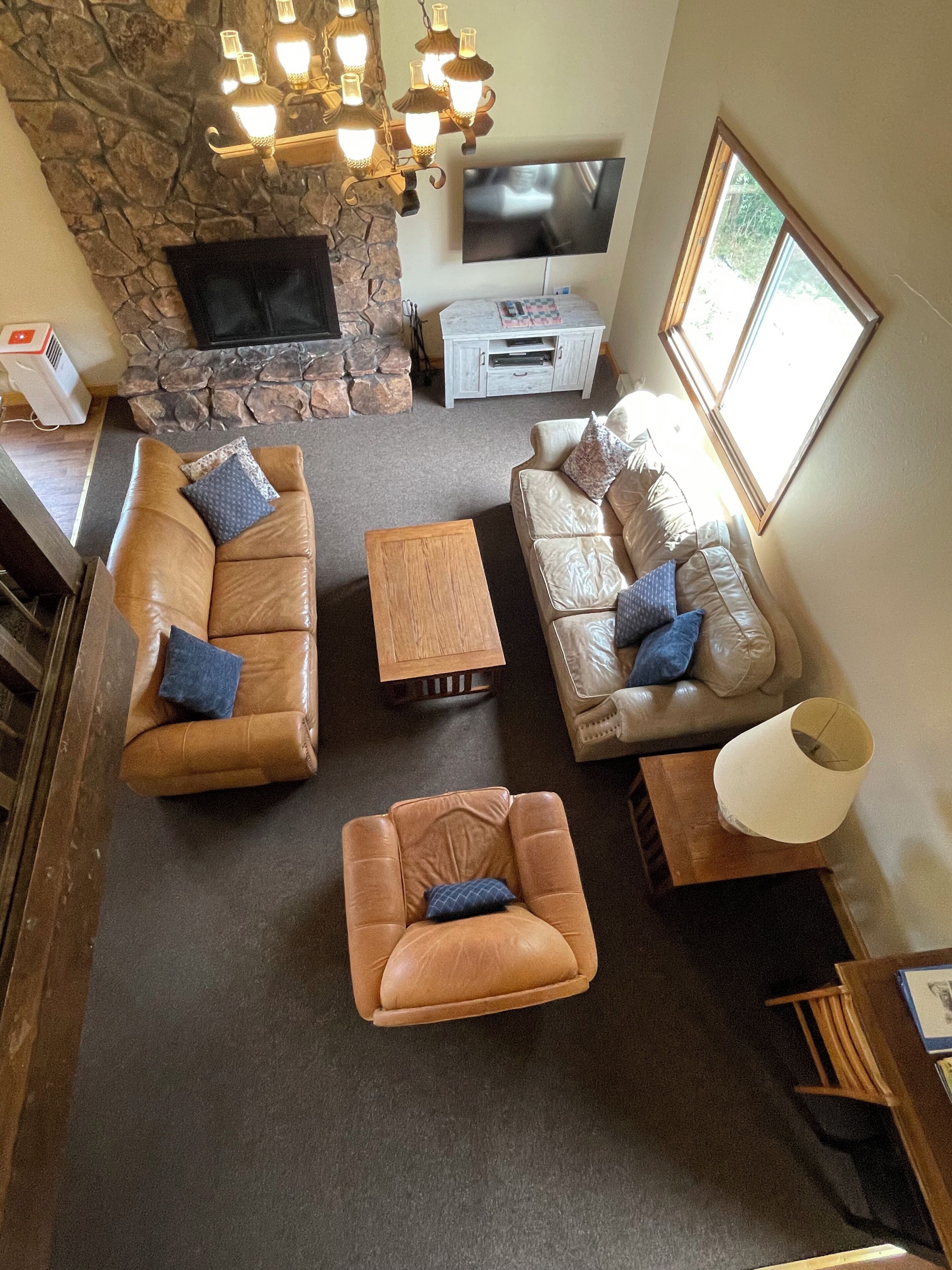 Waltons Mountain Lodge with large HOT TUB