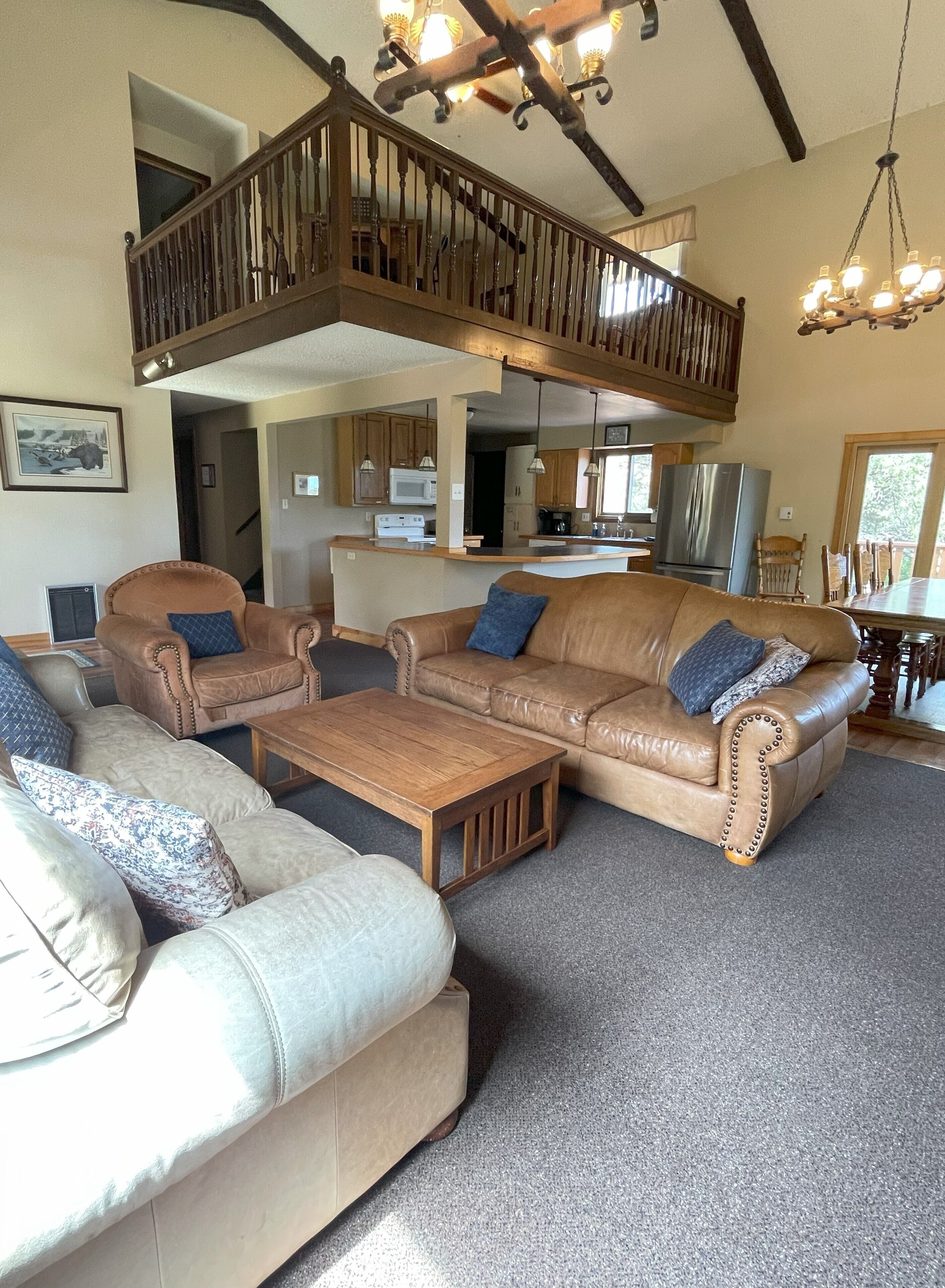 Waltons Mountain Lodge with large HOT TUB