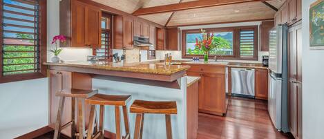 Réfrigérateur, micro-ondes, lave-vaisselle, cafetière/bouilloire