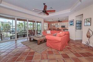 Smart-tv, tv-spel, böcker och en stereo