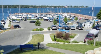 Best Waterview Of Egg Harbor - Fully Appointed 2 Bedroom Ground Level Condo