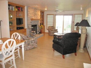 Smart TV, fireplace, DVD player, books - Best Waterview Of Egg Harbor - Fully Appointed 2 Bedroom Ground Level Condo (Egg Harbor)