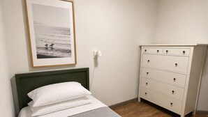 3 bedrooms, iron/ironing board, WiFi (free), bed sheets