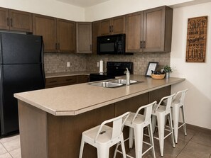Coffee/tea maker, fridge, microwave, oven