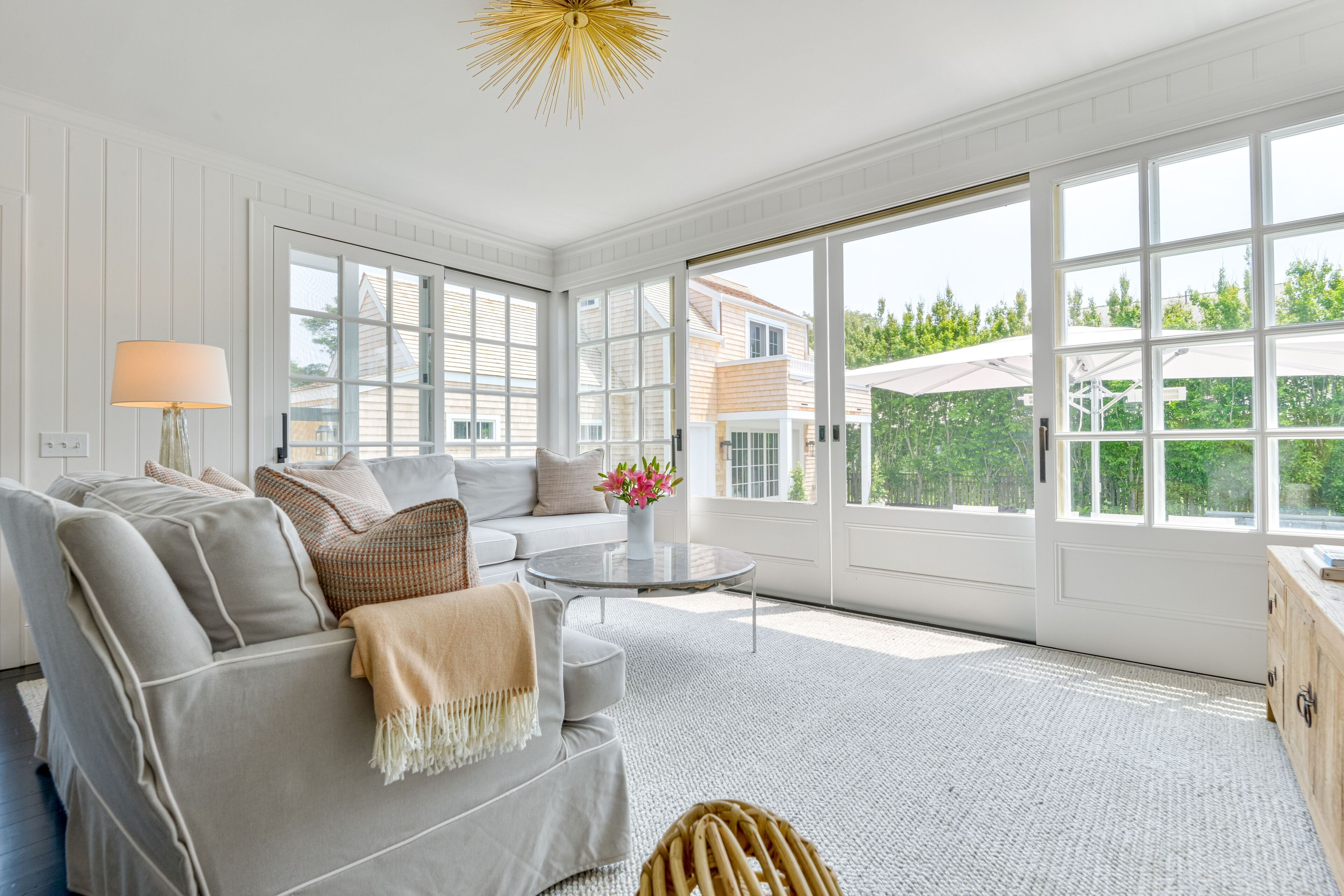 Smart-tv, een dvd-speler, boeken en een stereo