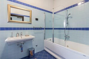 Combinazione doccia/vasca, asciugacapelli, asciugamani, sapone