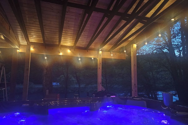 Outdoor spa tub