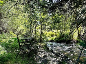Outdoor dining - Creekside Cabin near Yellowstone  - horse rides, rafting, zip lining, hiking (Gardiner)