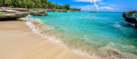 Na praia, espreguiçadeiras, toalhas de praia